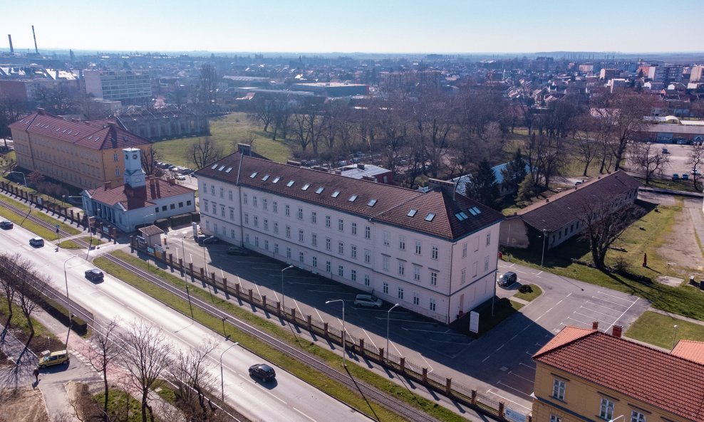 Jedna od zgrada FERIT-a u sklopu osječkog Campusa