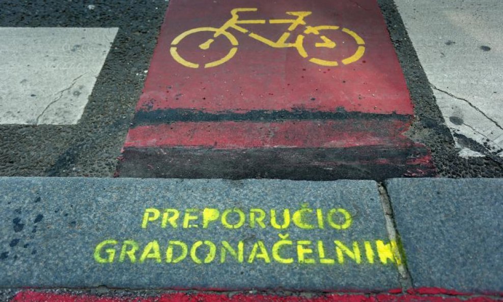 Uz biciklističke staze u Zagrebu tijekom predizborne kampanje za lokalne izbore 2013. osvanuli su natpisi: 'Preporučio gradonačelnik'
