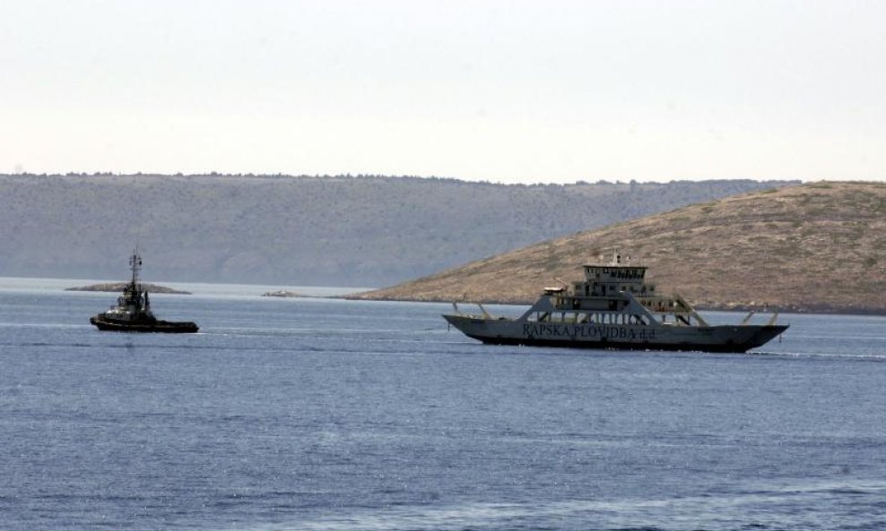 Tegljač odvlači trajekt Barbat