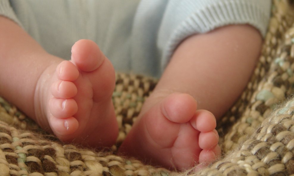 beba noga novorođenče