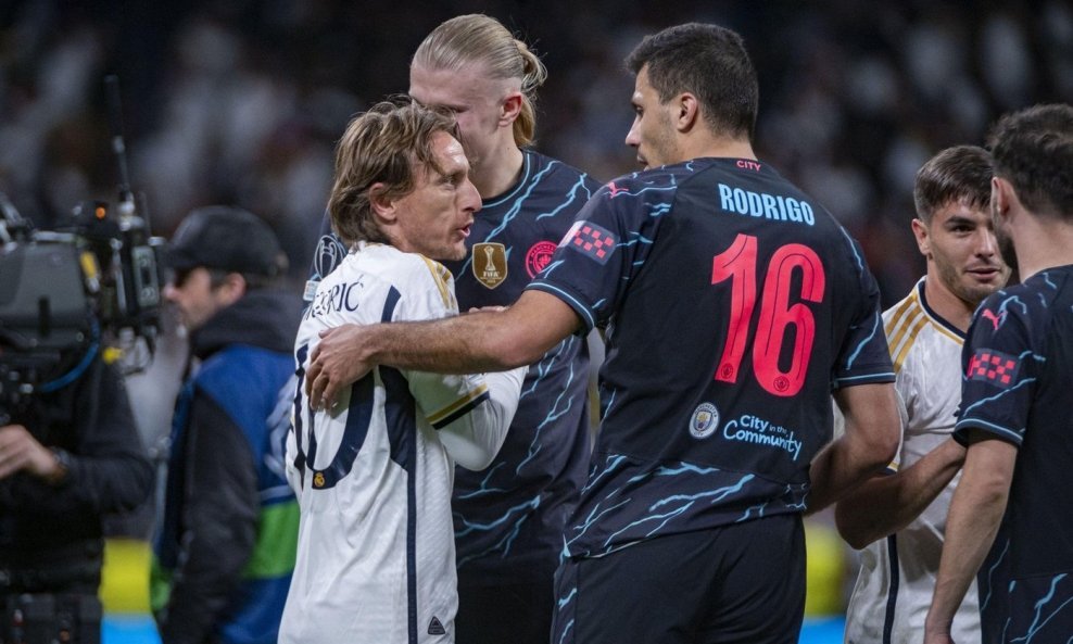 Luka Modrić bio je vrlo tražen nakon utakmice u Manchesteru