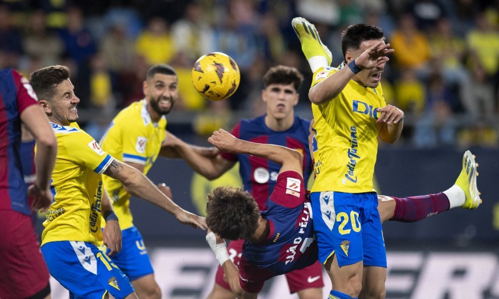 Joao Felix zabija gol škaricama na utakmici Cadiz - Barcelona, 14.4.2024.