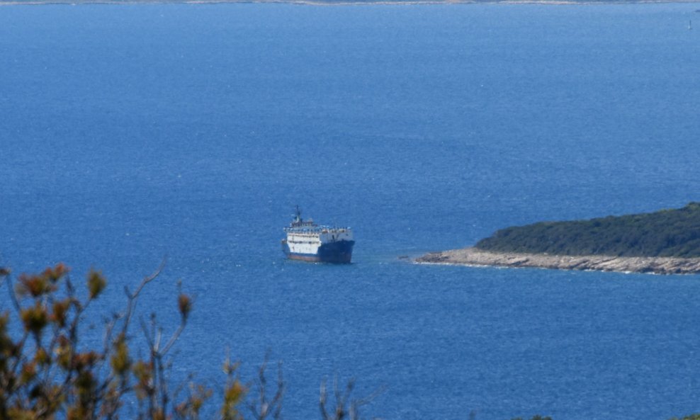 Nasukani tanzanijski brod na ulazu u luku Raša