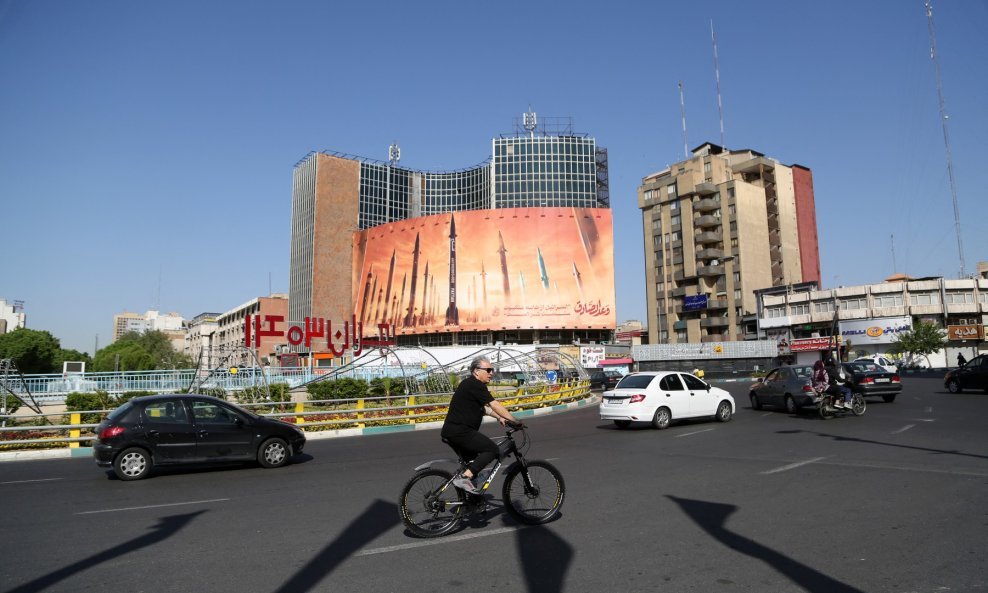 Iran demantira da je u izraelskom napadu došlo do neke štete i objavljuje fotografije mirnog, svakodnevnog života diljem zemlje