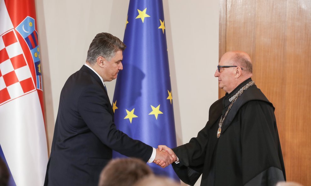 Prvo i posljednje rukovanje Zorana Milanovića i Miroslava Šeparovića na inauguraciji predsjednika