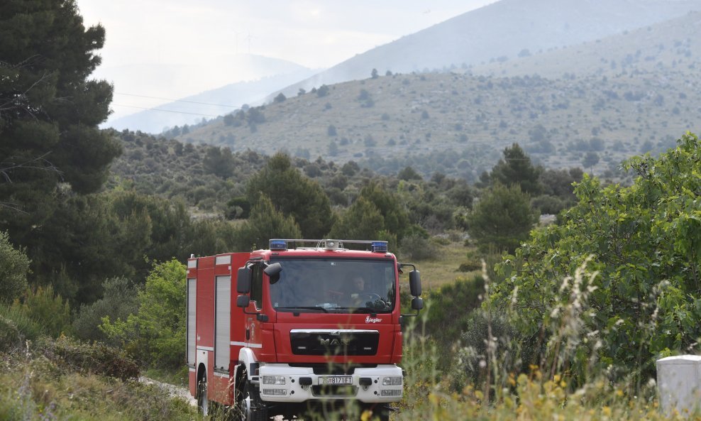 Požar na nepristupačnom terenu između Vrpolja i Grebaštice kod Šibenika