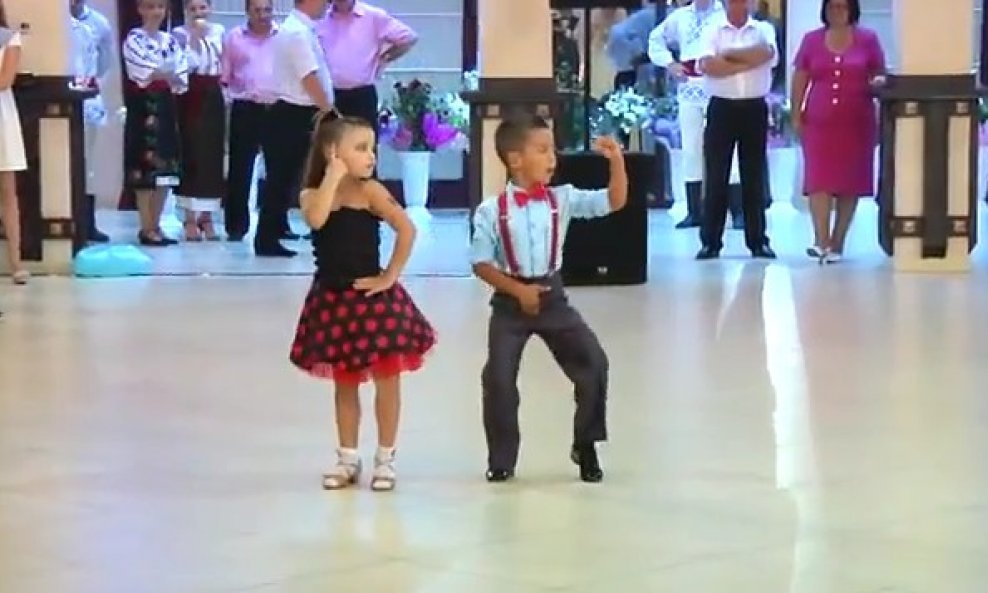 mali moldavski plesači