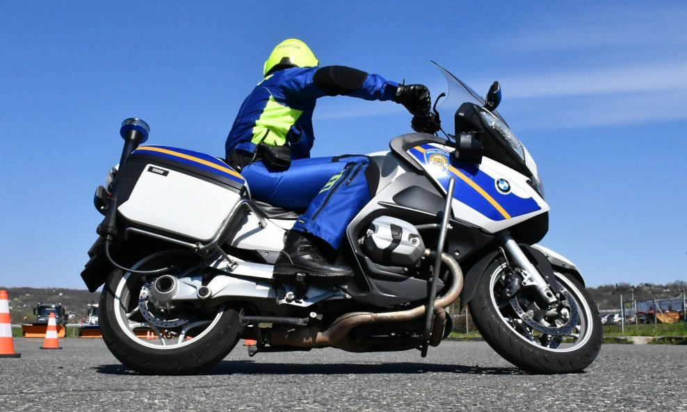 Ilustracija/Policajac na motoru