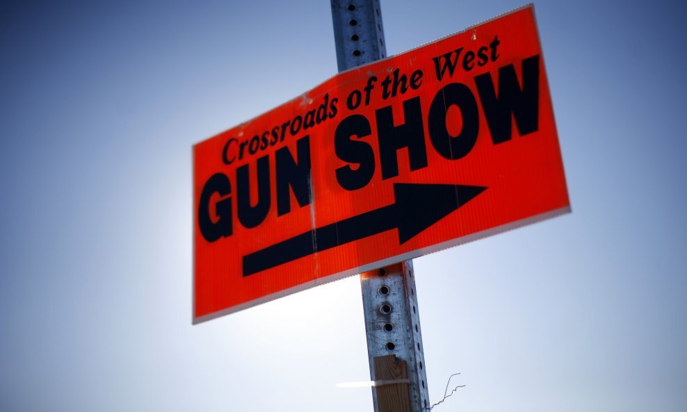 gun show sad amerika oružje pištolji