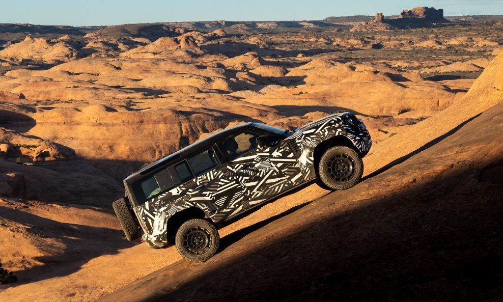 Land Rover uskoro predstavlja svoj Defender OCTA, na slici u vožnji stijenama Moaba u SAD-u
