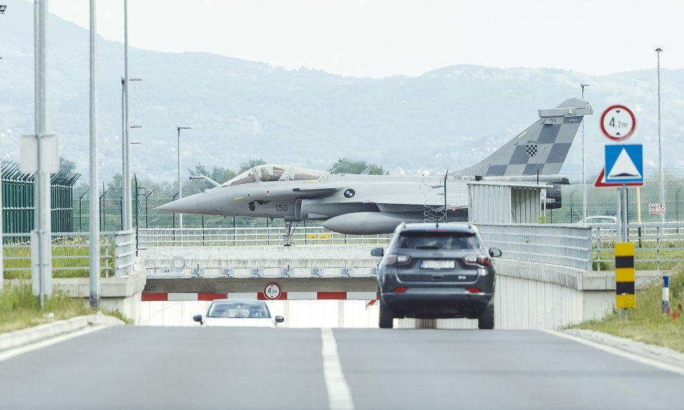 Avion Rafale prelazi preko podvožnjaka kojim prolaze civilni automobili