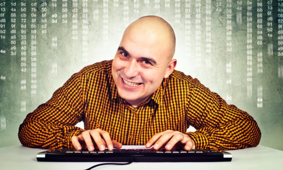muškarac računalo kompjuter tipkanje