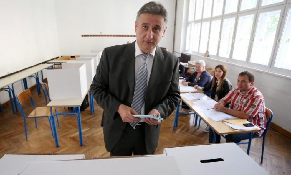 Tomislav Karamarko ubacuje glasački listić