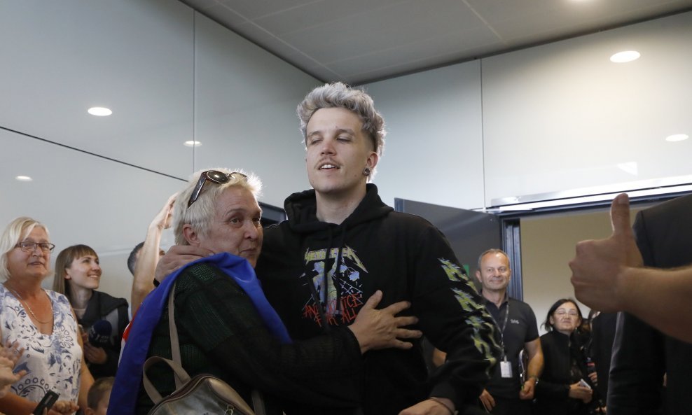Baby Lasagna na aerodromu s majkom Marijom