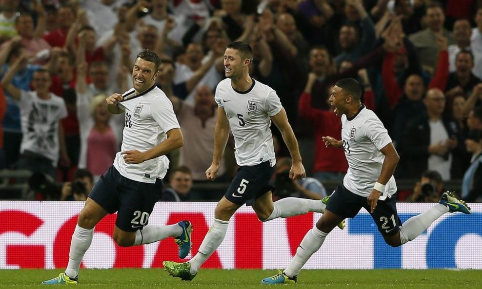 Rickie Lambert (L), Gary Cahill i  Alex Oxlade-Chamberlain (D)