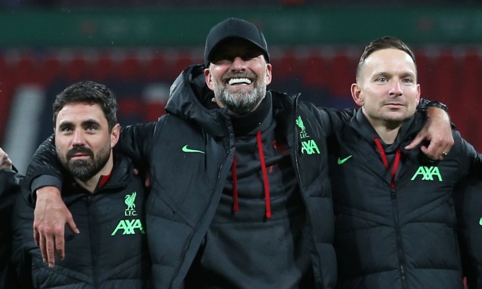 Pepijn Lijnders (prvi zdesna), Jürgen Klopp (u sredini) i Vitor Matos