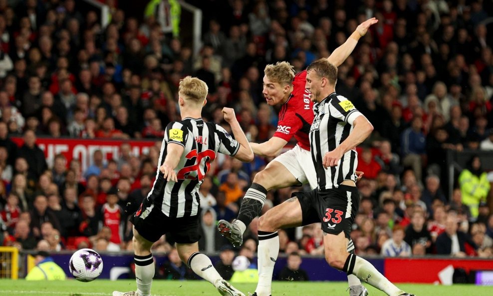 Rasmus Hojlund zabija između dva igrača Newcastlea