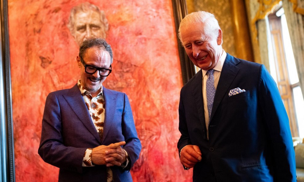 Kralj Charles III. i Jonathan Yeo ispred portreta kralja