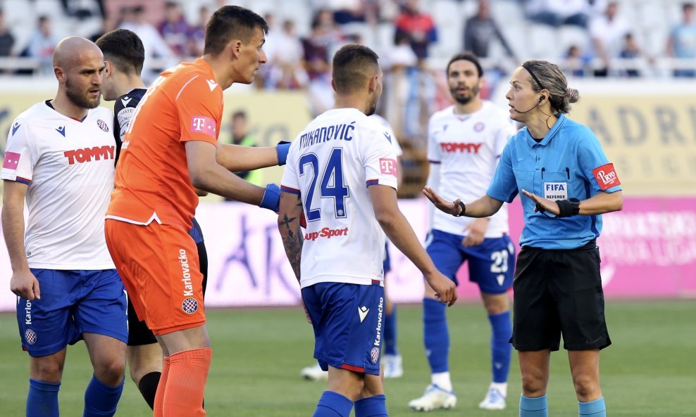 Ivana Martinčić u razgovoru s Hajdukovim igračima