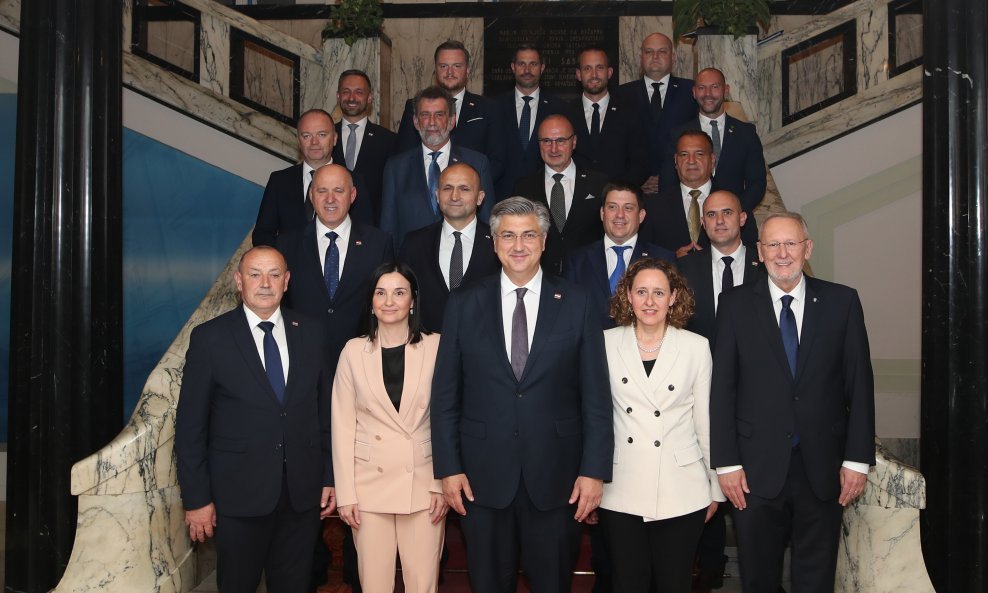 Članovi Vlade HDZ-a i DP-a fotografirali su se na stepenicama Sabora