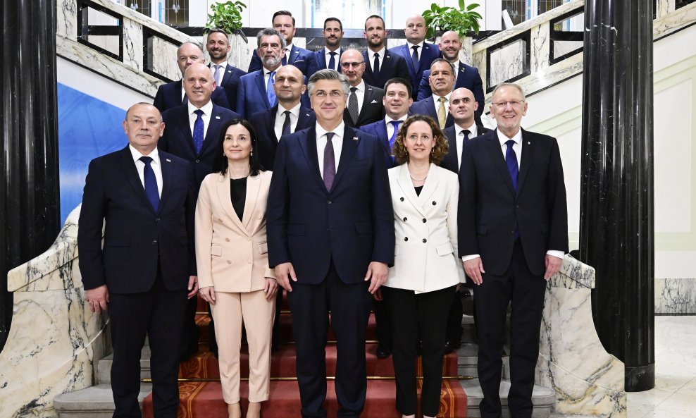 Članovi Vlade HDZ-a i DP-a fotografirali su se na stepenicama Sabora