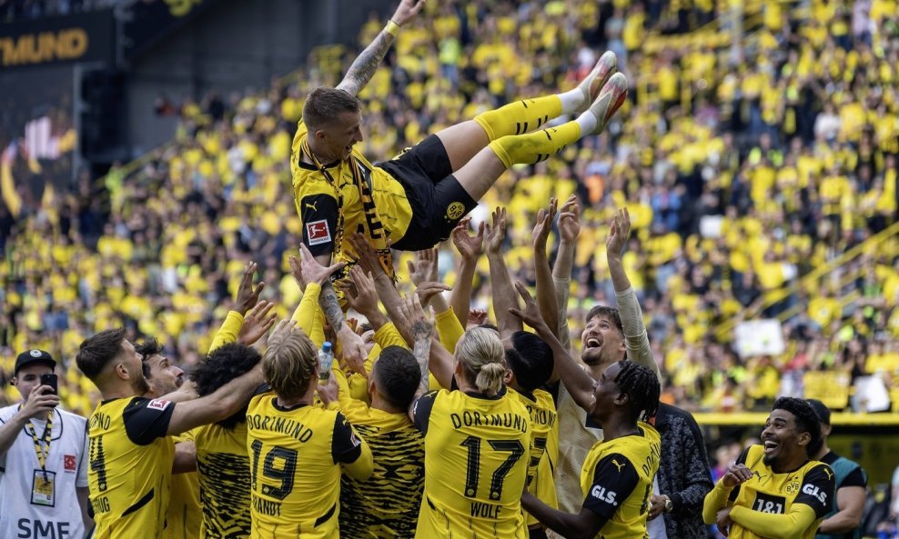 Marco Reus na rukama suigrača