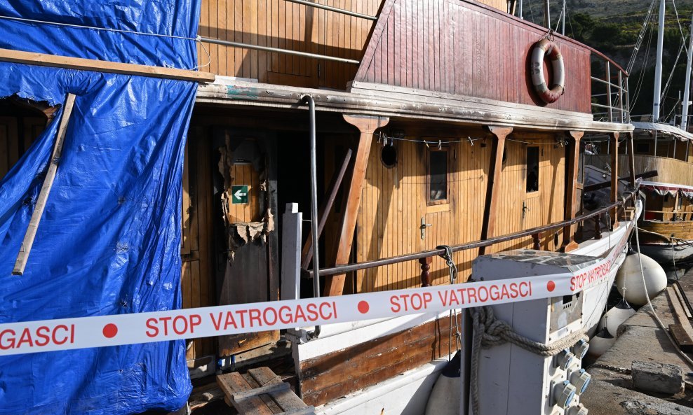 Buknuo požar na drvenom turističkom brodu u Krilo Jesenicama