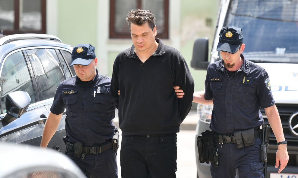 Privođenje osumnjičenog za ubojstvo oca i ranjavanje majke u Varaždinu