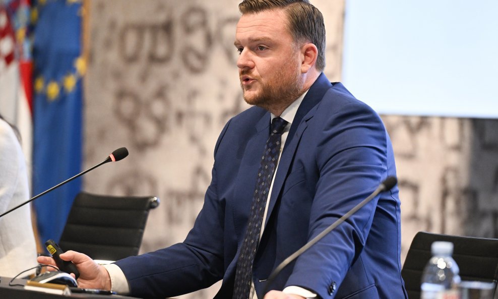 Konferencija ministra Primorca o trezorskim zapisima