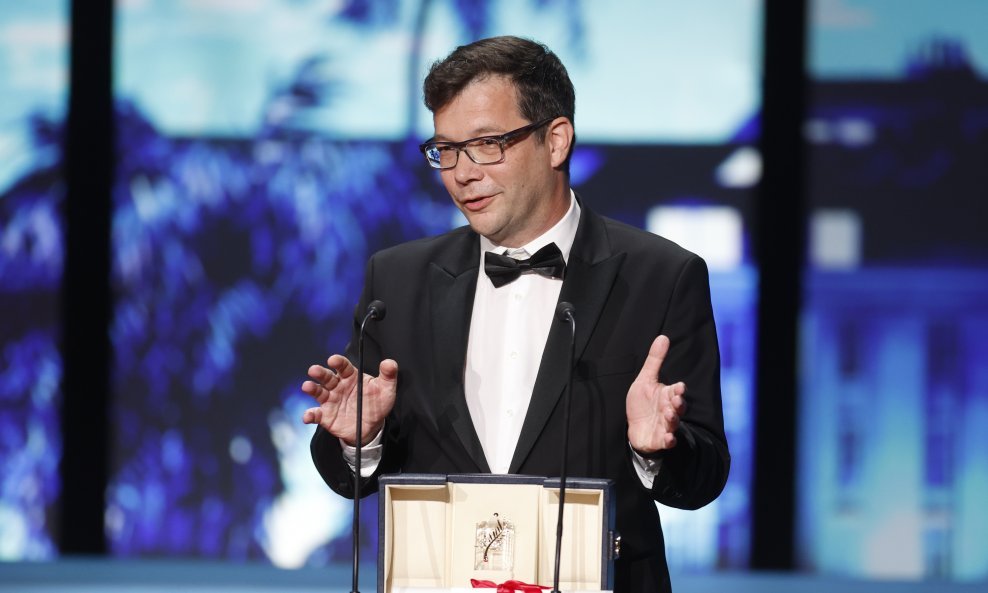 Nebojša Slijepčević prima nagradu na pozornici canneskog festivala