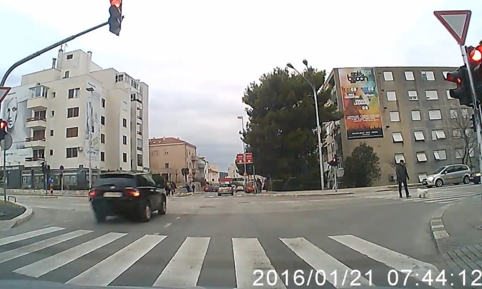 Prolasci kroz crveno na semaforu u Splitu