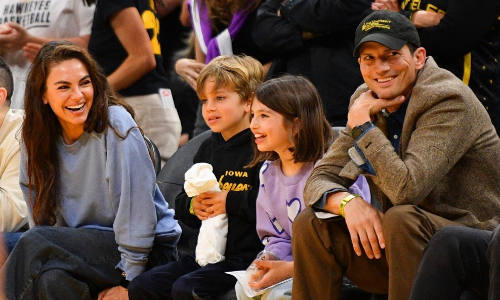 Mila Kunis i Ashton Kutcher s djecom