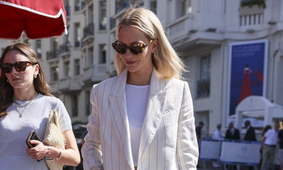 Poppy Delevingne u chic T-bar sandalama u Cannesu