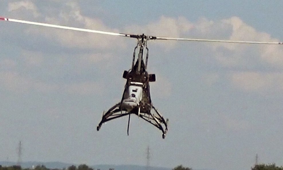 Prvi let Stršljena