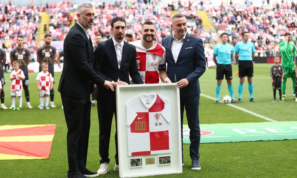 Mateo Kovačić s prigodnim poklonom, dresom s brojem 100