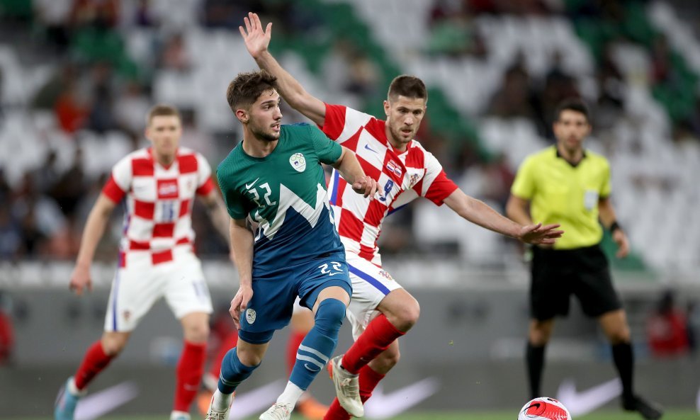 Adam Gnezda Čerin u duelu s Andrejem Kramarićem