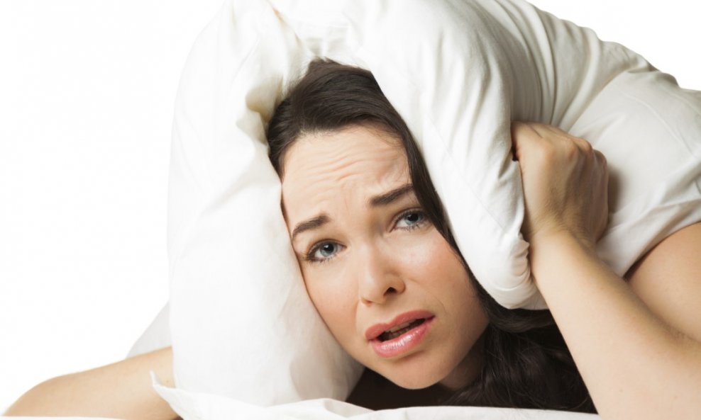 spavanje nesanica insomnia žena krevet jastuk