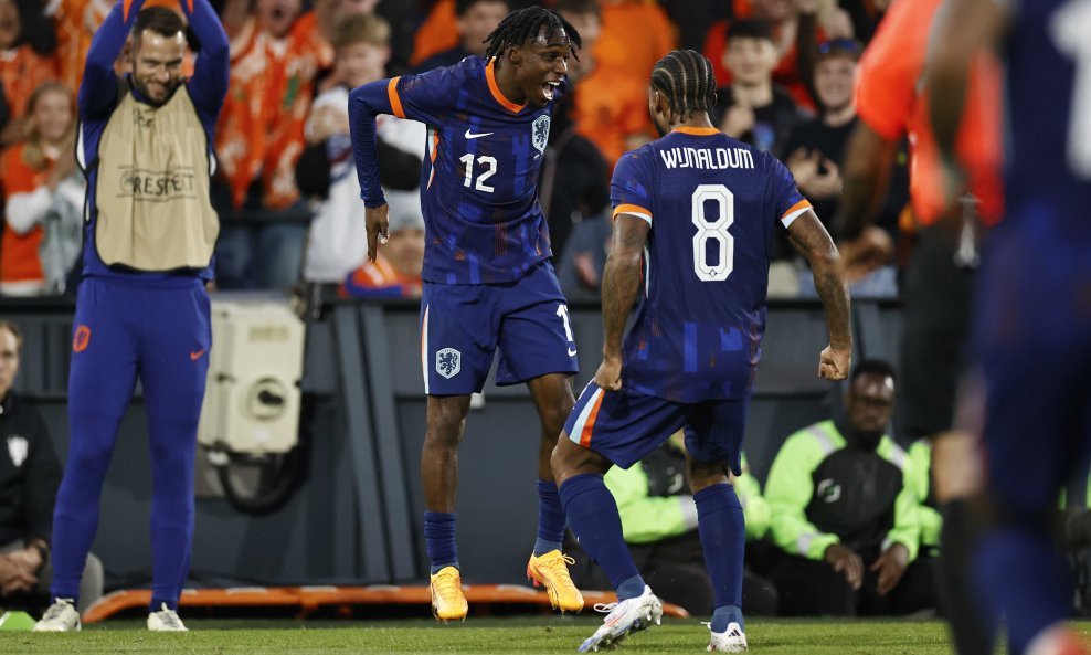 Jeremie Frimpong (L) i Georginio Wijnaldum