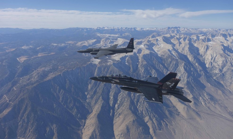 U-2 u pratnji lovca F-18 S