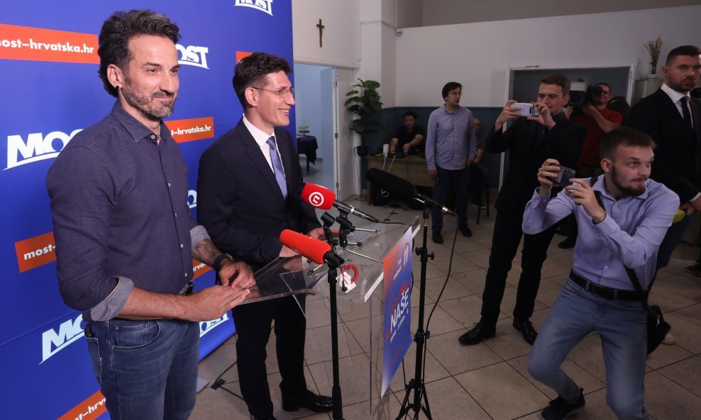 Most je, po izlaznim anketama, bez mandata