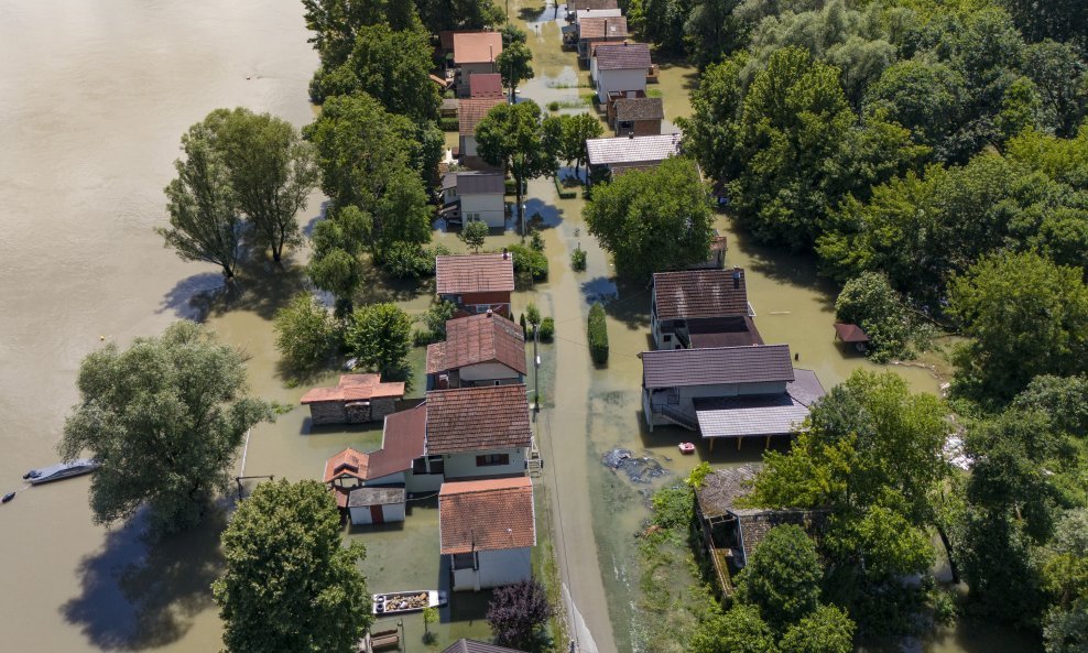 Prolazak vrhunac vodenog vala na Dunavu na Zelenom otoku kod Batine u Baranji
