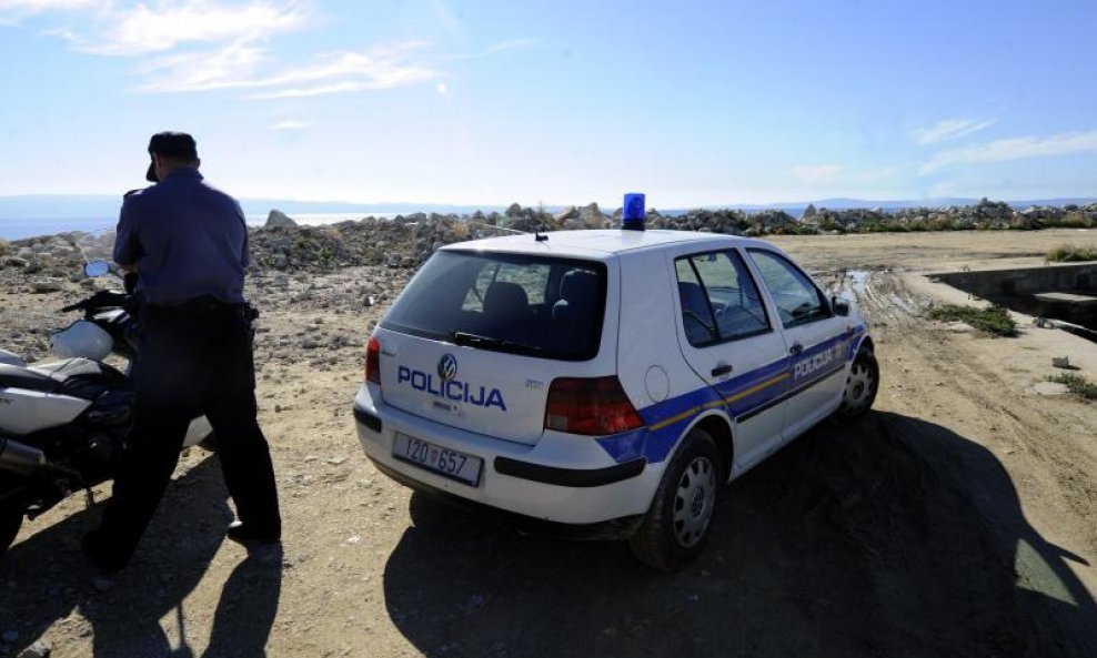 POLICIJA LEŠ MORE