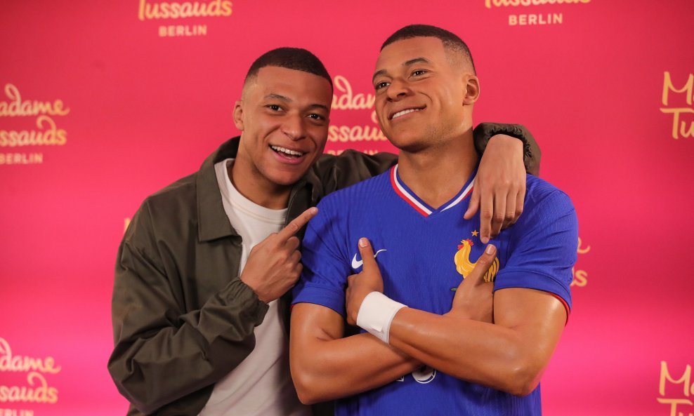Kylian Mbappe sa svojom voštanom figurom u muzeju Madame Tussauds