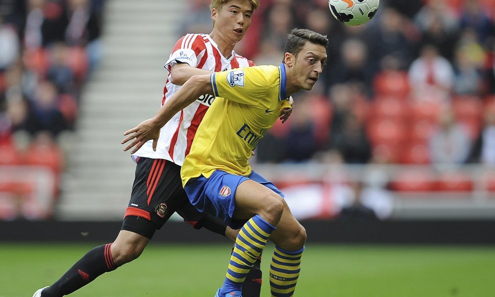 Mesut Ozil i Ki Sung-Yeung 