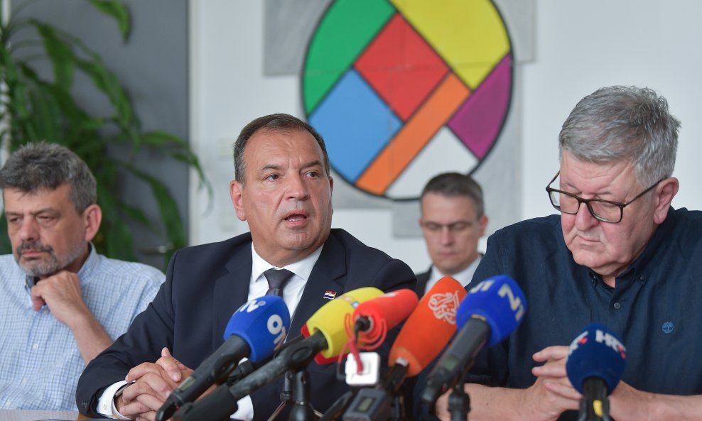 Press konferencija Vilija Beroša o legioneli u KBC-u Rebro