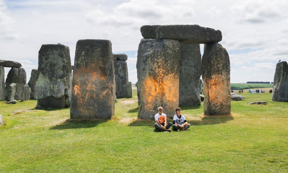 Prosvjednici za zaštitu okoliša sprejem obojili Stonehenge