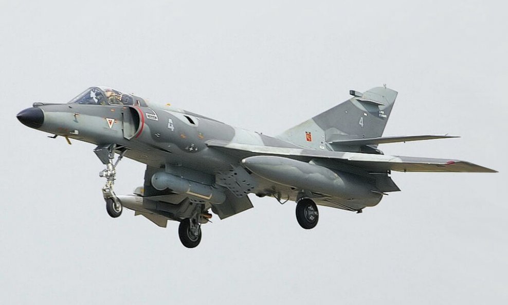 Super Etendard je prvi put poletio 1974. godine