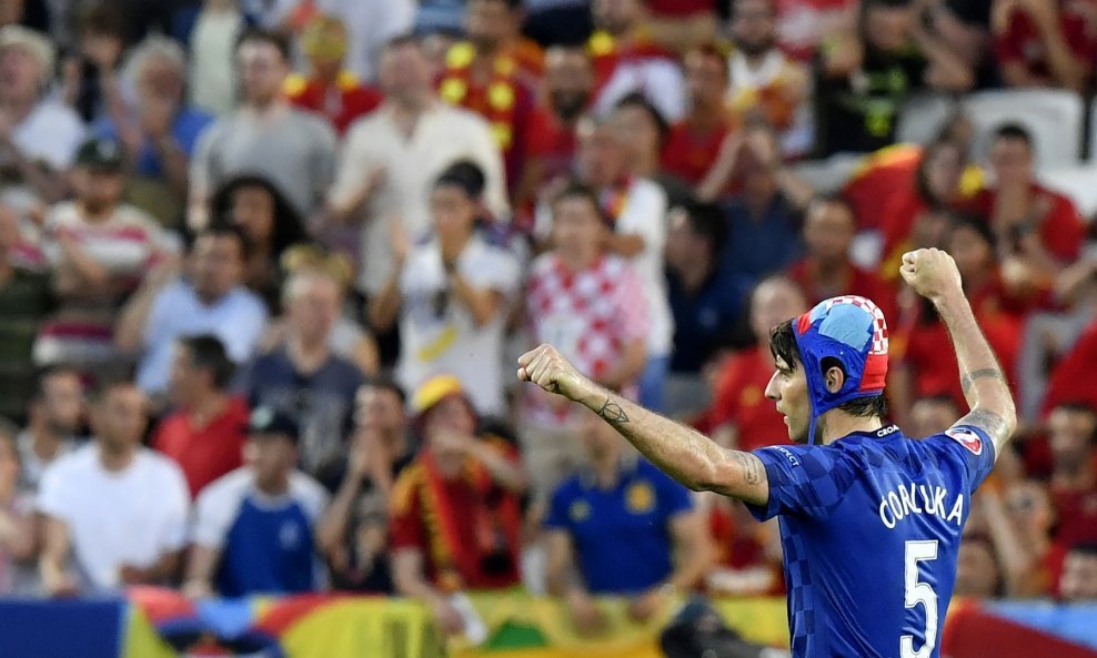 Vedran Ćorluka s vaterpolskom kapicom