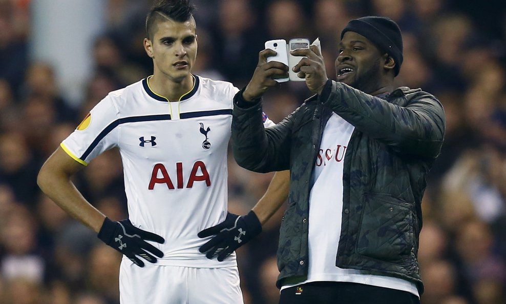 Erik Lamela i navijač