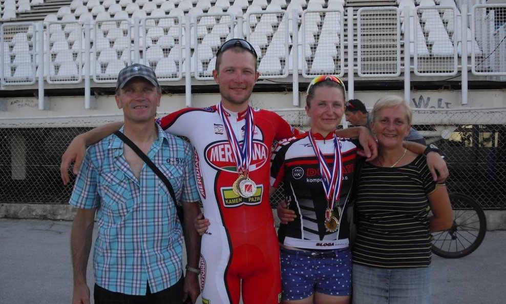 Biciklistička obitelj (slijeva) tata i prvi trener Zvonimir, Bruno, Mia i majka Đurđica Radotić